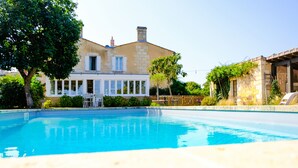 A swimming pool with a house in the background. - Relaxation between vineyards and ocean, family house with swimming pool,Bordeaux (Plassac)