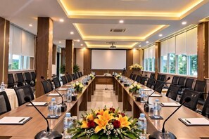 A conference room with a long table, chairs, a projector screen, and a large window. - Twin Hotel Kampot (Kampot)
