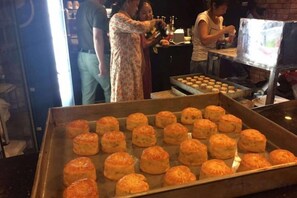 Une boulangerie où les produits de boulangerie sont présentés sur des plateaux.
