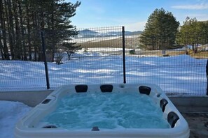 Outdoor spa tub - ZEN Luxury Houses & Spa Zlatibor (Municipality of Cajetina)