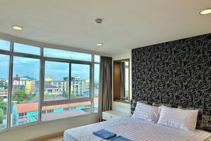 Unclassified image, 2 of 4, button - The beach Bangsaen (Chon Buri)