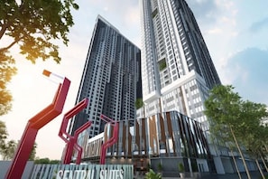 Un moderno edificio de gran altura con una entrada destacada y un letrero que indica 'CENTRAL SUITES'.