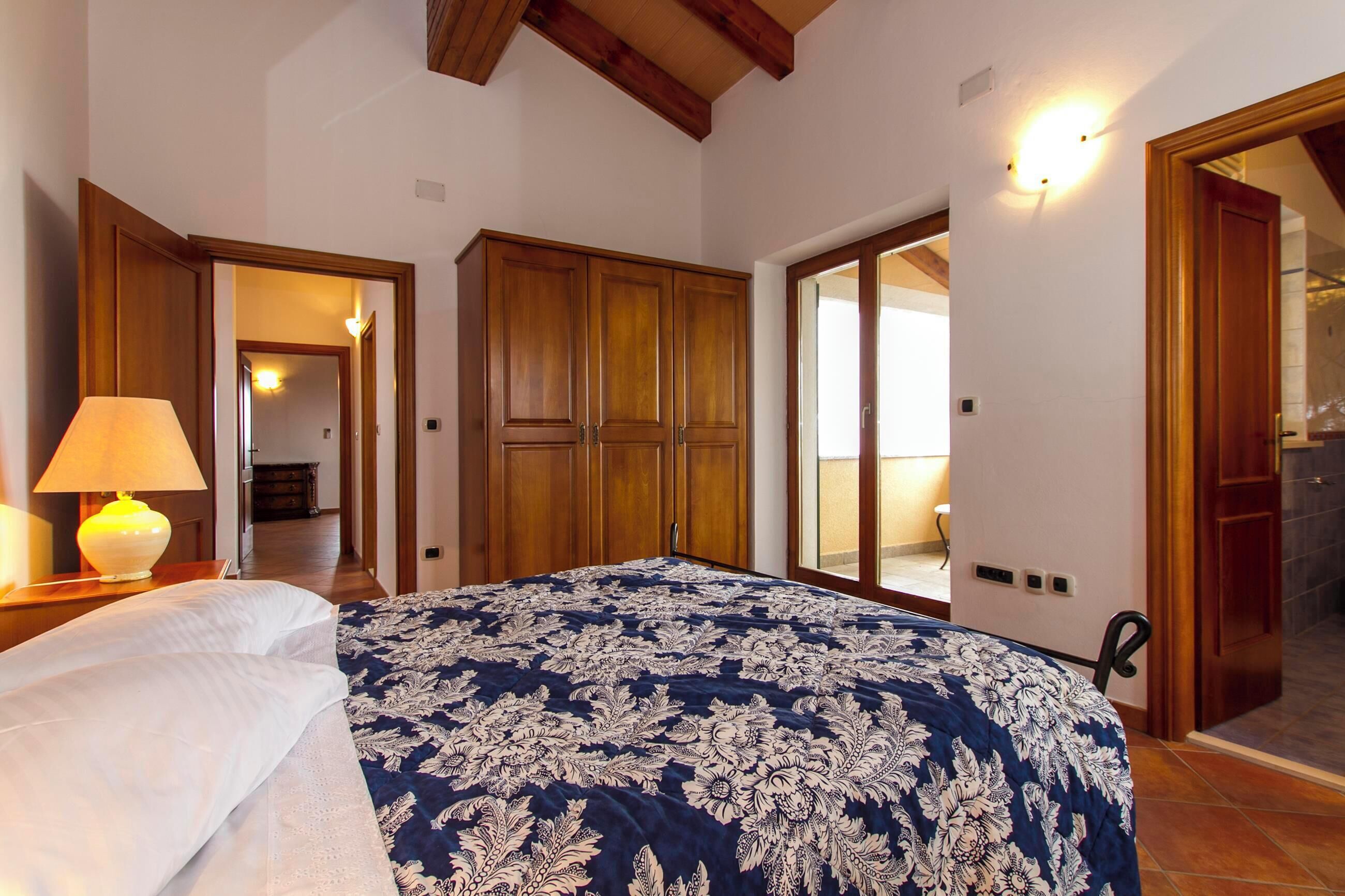 4 عدّة غرف نوم ومكواة/لوح كي وسرير سفر وواي فاي مجانًا