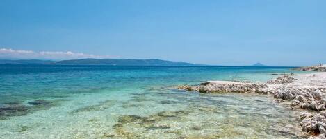 Una playa cerca, sillas reclinables de playa