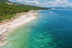 Vlak bij het strand, ligstoelen