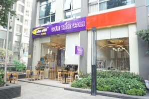 Outdoor dining - VINHOMES APARTMENT LUXURY IN HCMC (Ho Chi Minh City)