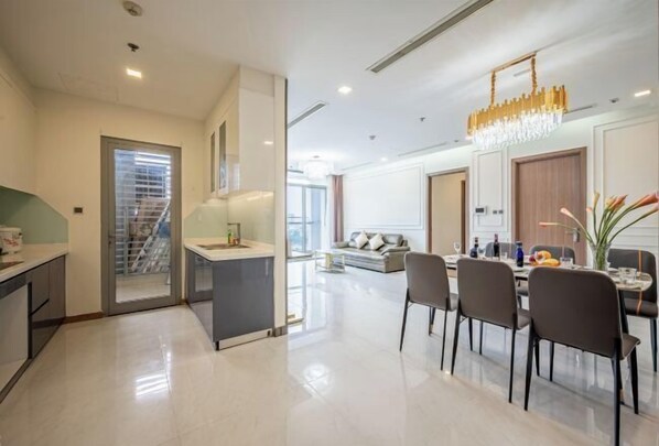 Cribs/infant beds - VINHOMES APARTMENT LUXURY IN HCMC (Ho Chi Minh City)