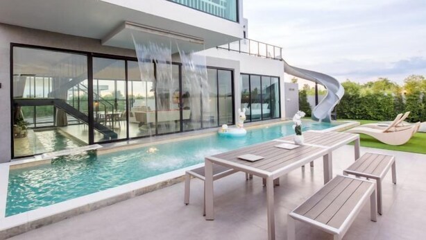A modern house with a swimming pool, outdoor furniture, and a slide. - Tantawan Poolvilla Huahin (Hua Hin)