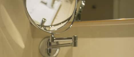 Un mobile bagno con specchio, articoli da toilette e kit da toilette.