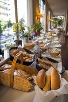 Montaje de bufé con diversos alimentos y cestas.