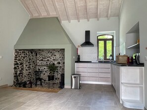 Refrigerador, horno, parrilla de estufa y cafetera y tetera