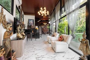 المنشأة من الداخل