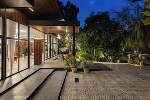 المنشأة من الخارج