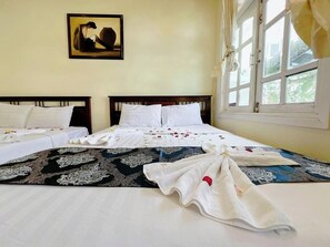 Camera familiare, balcone, vista mare | Tende oscuranti, ferro/asse da stiro, Wi-Fi gratuito