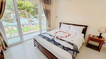 Habitación doble, balcón, vistas al mar | Cortinas opacas, tabla de planchar con plancha, wifi gratis