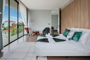 A modern hotel room with a large bed, a balcony with a view, a desk, and a chair. - Xman Xinggong 6 +1 Bed 5 Bath Pool Villa Privacy and Freedom Coexist (Bangkok)