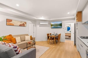 Un apartamento moderno con sala de estar, comedor y cocina.