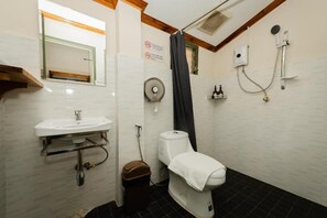 Standaard Twin kamer | Badkamer | Een douche, gratis toiletartikelen, een haardroger, pantoffels