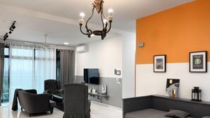 Une chambre d’hôtel moderne avec un grand lit, un bureau et une télévision.