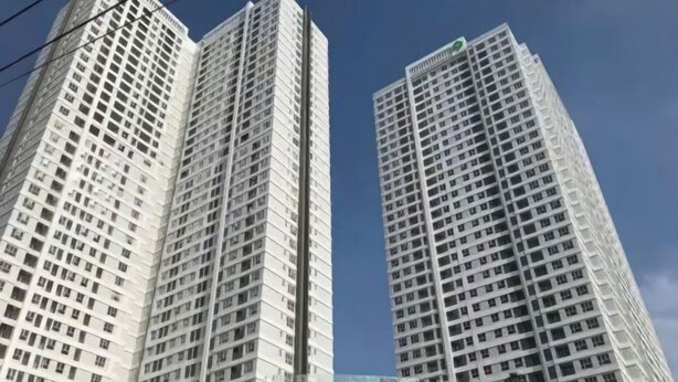 Ein hoch aufragendes Gebäude mit modernem architektonischen Design, das mehrere Etagen und eine markante, zentrale Struktur aufweist.