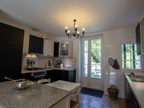 Jääkaappi, mikroaaltouuni, uuni, astianpesukone