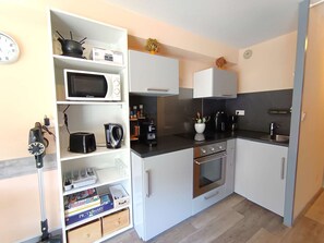 Mikrowelle, Ofen, Herdplatte, Wasserkocher mit Kaffee-/Teezubehör