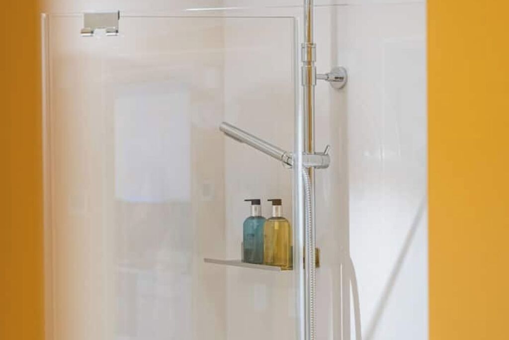 Regadera, secadora de cabello, bidet, jabón 