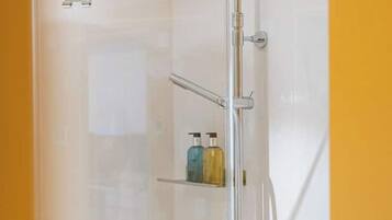 Dusj, hårføner, bidé og såpe