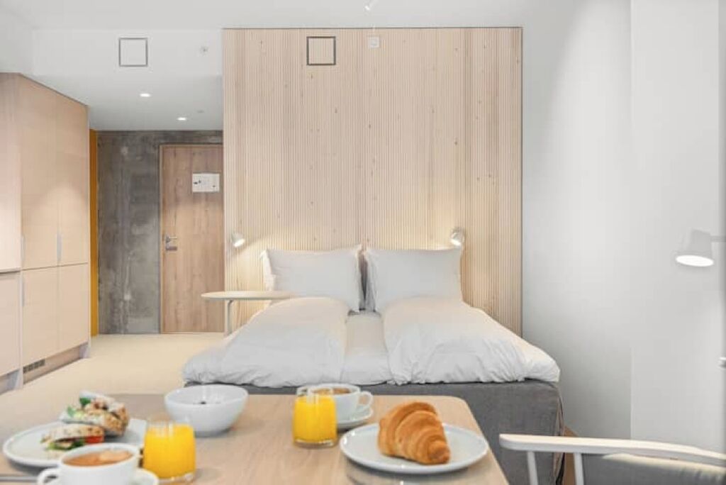 1 habitación, tabla de planchar con plancha, wifi y ropa de cama 