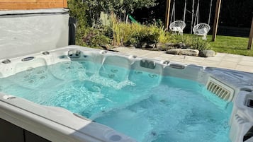 Tina de hidromasaje al aire libre