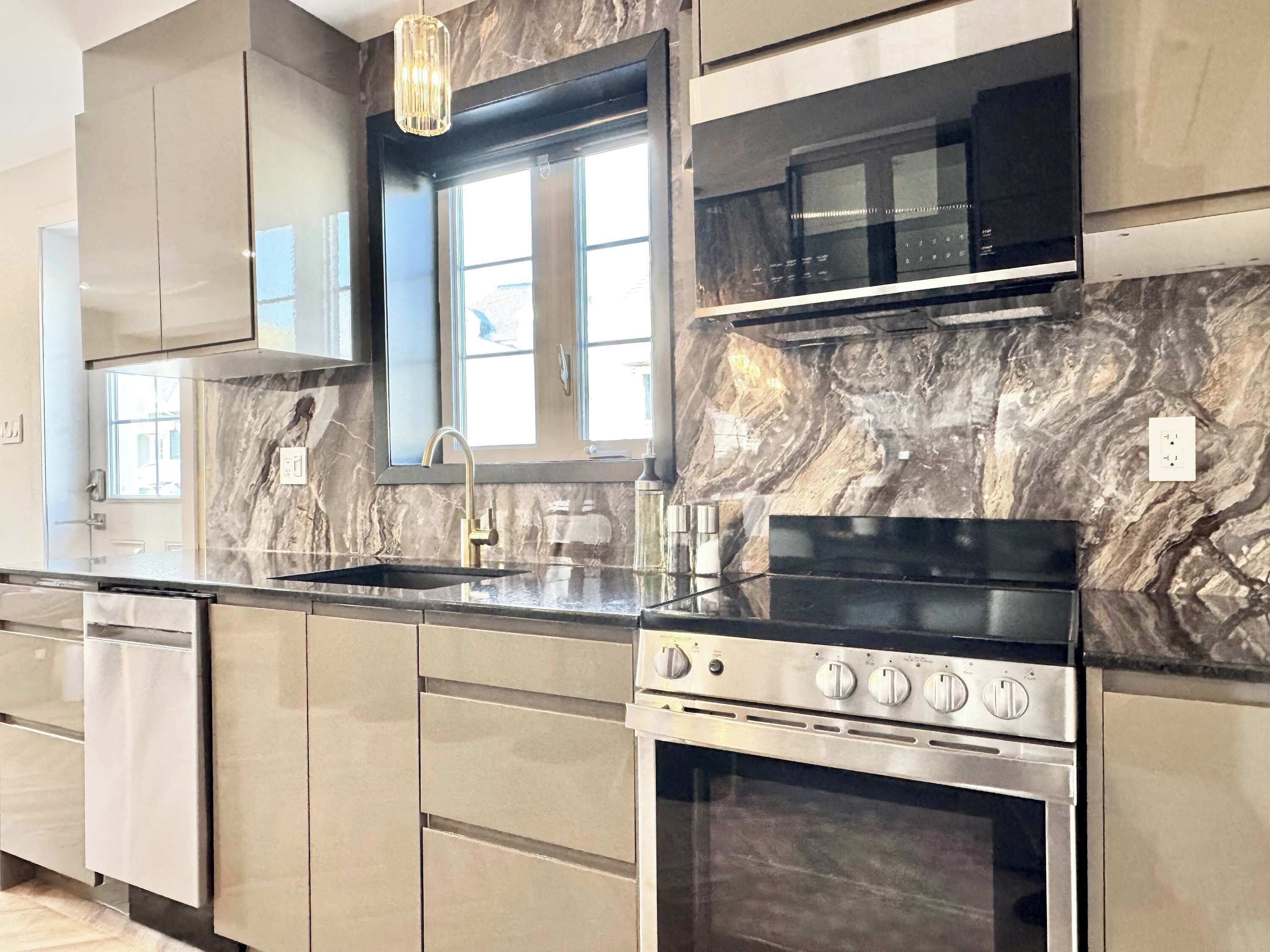 Jääkaappi, mikroaaltouuni, uuni, liesi