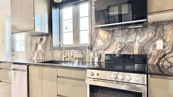 Refrigerador, microondas, horno y parrilla de estufa