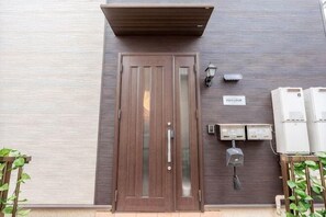 Exterior detail - W.Hostel (Tokyo)