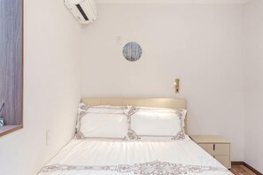 Unclassified image, 4 of 99, button - W.Hostel (Tokyo)
