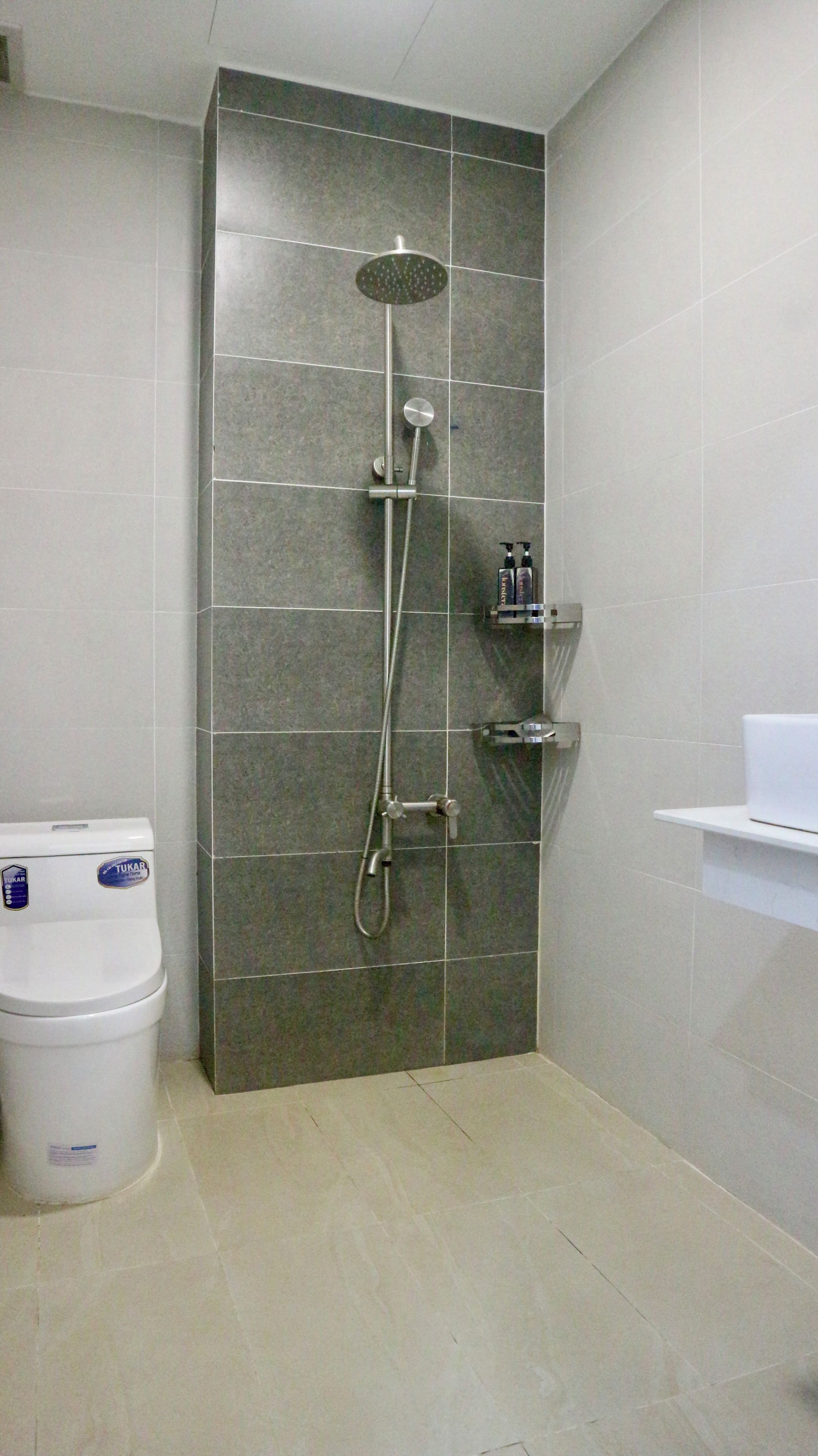 Un baño moderno con ducha, inodoro y lavabo.