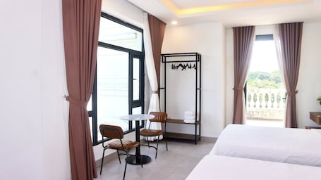 Deluxe Quadruple Room | Free WiFi. Monstera Hotel and Coffee