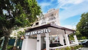 A hotel entrance with a covered area, steps leading up to the entrance, and a signboard. - Lam Anh Hotel 2 Duong Noi Ha Dong (Hanoi)