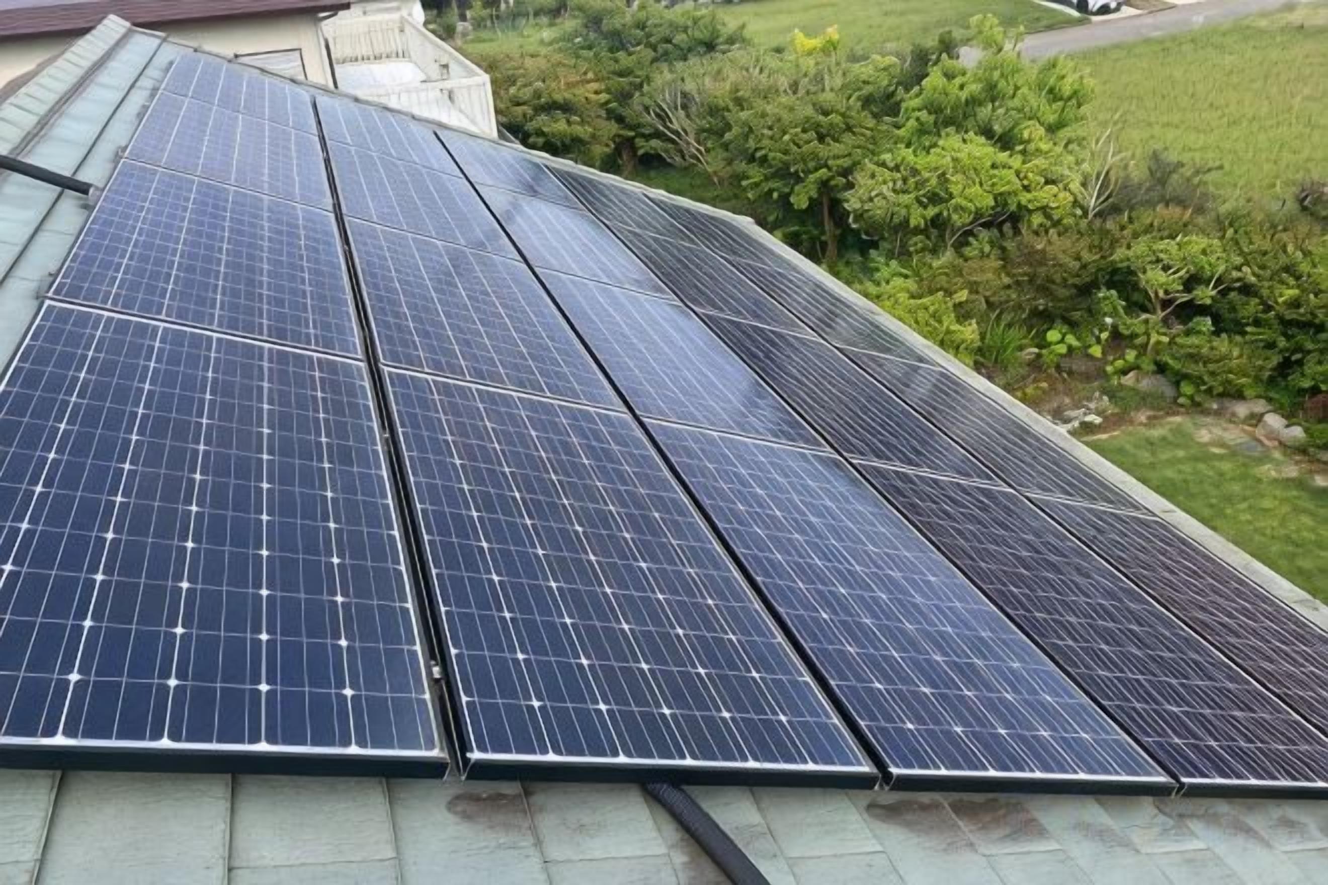 Paneles solares instalados en la azotea de un edificio.
