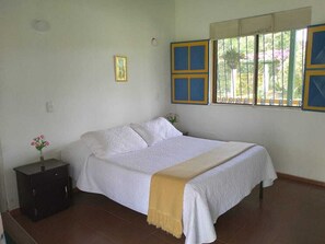 Standard szoba kétszemélyes ággyal, kilátással a kertre