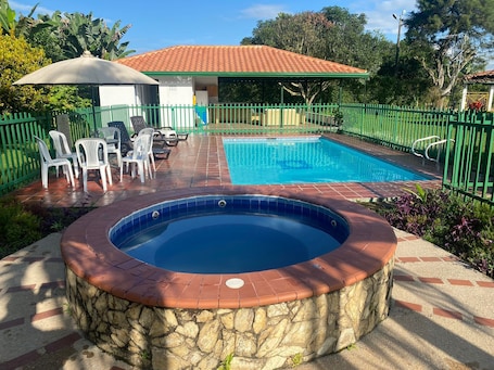 Outdoor pool, pool umbrellas, sun loungers. Finca Hotel Betulia