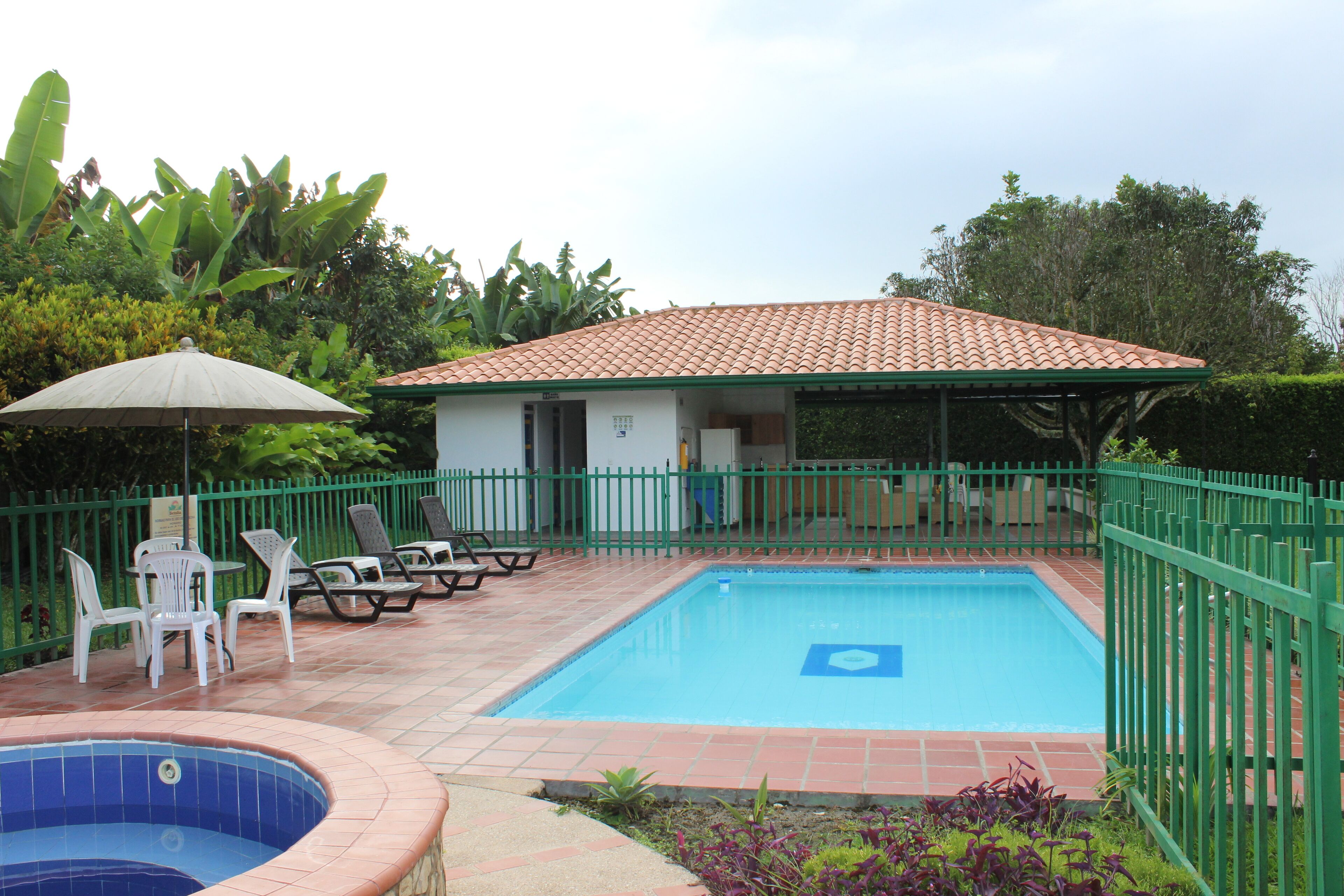 Außenpool, Sonnenschirme, Liegestühle