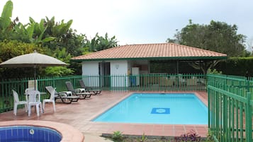 AuĂenpool, Sonnenschirme, LiegestĂŒhle