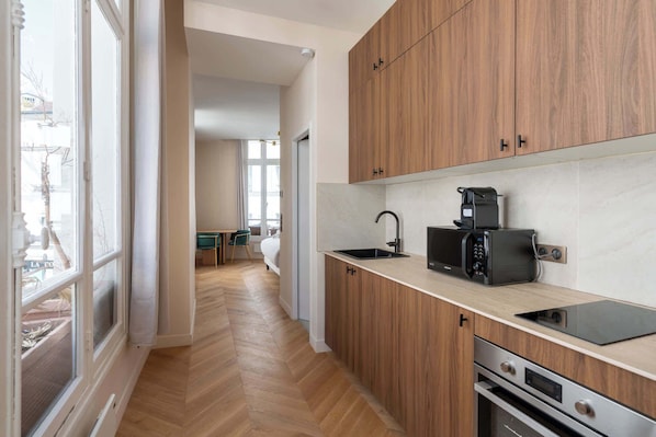 Cafetière-théière, four à micro-ondes, un four, surface de cuisson