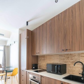 Microondas, horno, placa de cocina y cafetera o tetera
