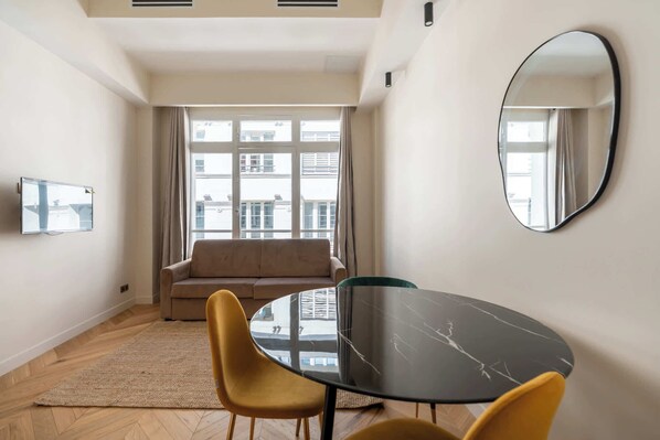 Televisión y oficina 