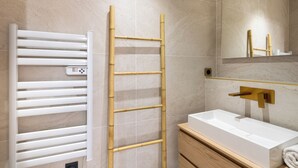 Douche, sèche-cheveux, shampoing