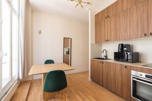 Microwave, oven, stovetop, coffee/tea maker - Cosy and Modern Studio for 2 close to Bastille (Paris)
