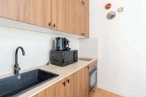 Mikrowelle, Ofen, Herdplatte, Wasserkocher mit Kaffee-/Teezubehör