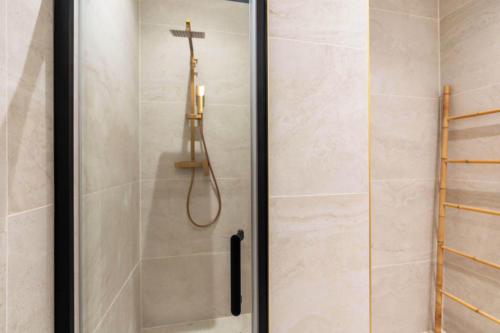 Douche, séchoir à cheveux