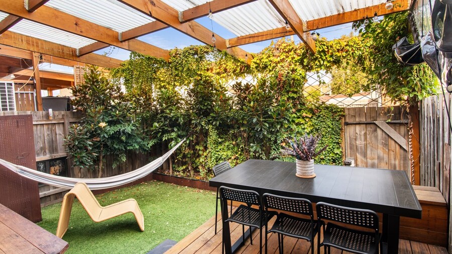 Family Friendly 3-bed With Courtyard & Parking